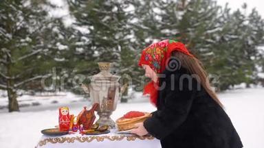 一个穿着毛皮大衣，戴着俄罗斯风格围巾的小女孩，在节日的桌子上放着一个盘子，薄饼的盘子